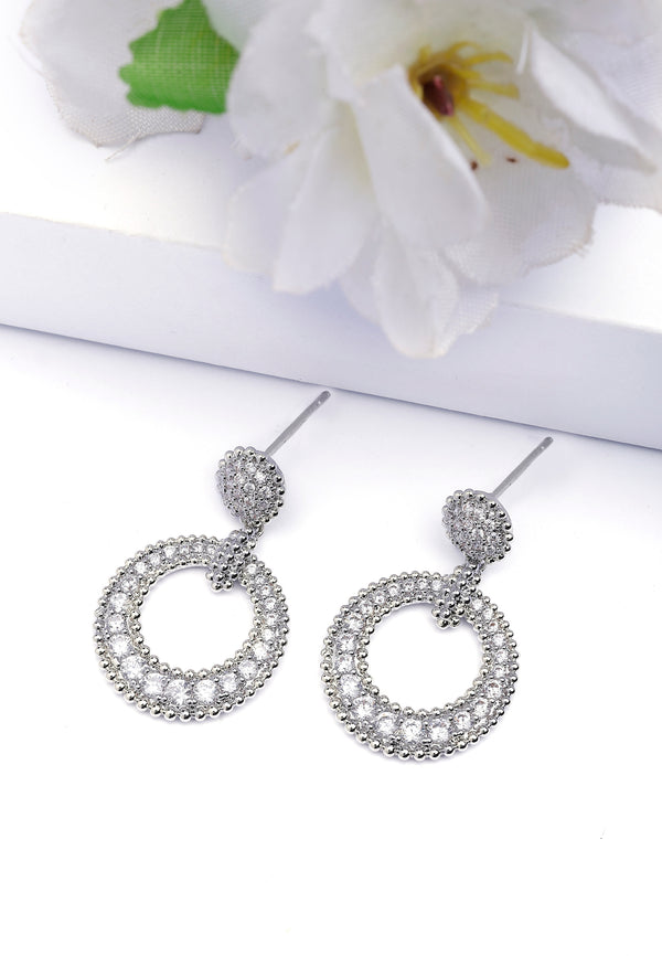 Boucles d'oreilles pendantes circulaires de couleur argentée